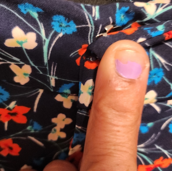 ATTENTION FLORAL CAPRI PANTS WITH POCKETS AND HAVE TO PUT A BELT TOO. - Picture 9 of 17